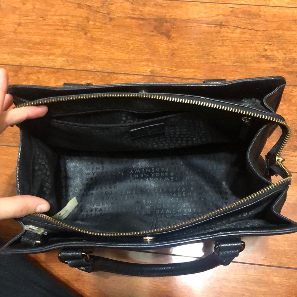 Kate spade, strap came off. Still good condition - Picture 3 of 6